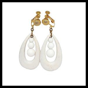 1980s Carol DAUPLAISE White Plastic Mod Dangles Tear Drop Clip-on Screw Earrings